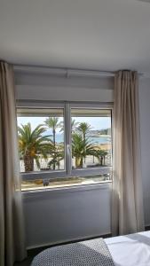 莫莱拉Moraira Beach 1的一间卧室设有窗户,享有海滩美景