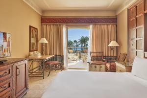 塔巴Mosaique Beach Resort Taba Heights的酒店客房设有床和客厅。