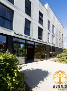 第戎Adonis Dijon Maison Internationale的带有马森跨学科纪律方案的办公楼