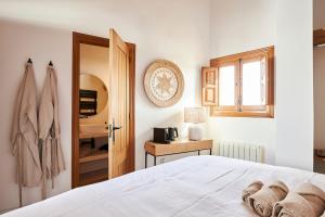 Moraleda de ZafayonaFinca las Calmas boutique hotel & retreats的卧室配有白色的床和窗户。