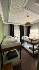 安塔利亚Gold Coast Hostel的客房设有两张双层床和天花板。