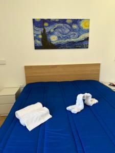 马尔萨拉L'aurora的蓝色的床,上面有两条毛巾