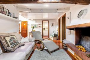 切塔尔多La Torretta, Decameron View, sweet apartment的带沙发和壁炉的客厅