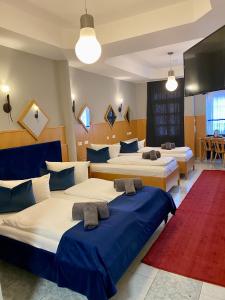 斯图加特拉费尔酒店的酒店客房带两张床和红色地毯