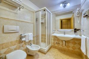 帕苏德尔托纳莱勒托瑞塔酒店的浴室配有卫生间、盥洗盆和淋浴。