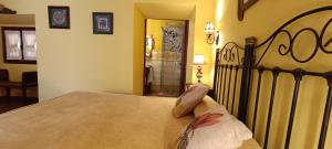 阿尔玛格鲁Hotel Rural Posada Los Caballeros的卧室配有一张床铺,位于一个黄色墙壁的房间
