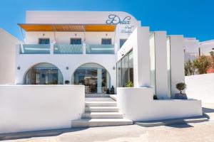 费拉Deluxe Hotel Santorini的前面有楼梯的白色建筑