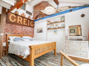 费勒姆Cowes View Cottage的一间卧室设有一张床和砖墙