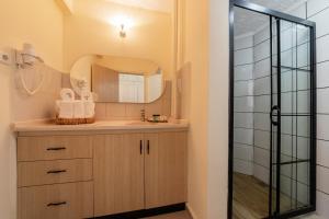 埃尔代克KİRAZ BEACH OTEL的一间带水槽和镜子的浴室