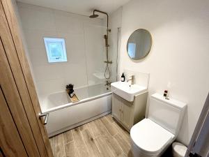 雷克瑟姆Trevose的浴室配有卫生间、盥洗盆和淋浴。