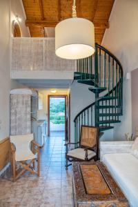 斯达林Villa Del Sol Corfu的客厅设有螺旋楼梯和沙发