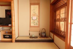 伊东Hinodeya的一个带门和窗户的房间的角落