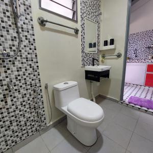 MerlimauLaman Sakinah Merlimau的浴室配有卫生间、淋浴和盥洗盆。