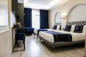 ArnavutköyLoft Plus Hotel's的酒店客房 - 带两张带蓝色枕头的床