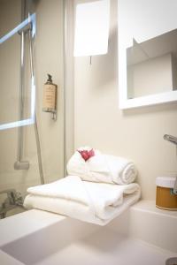 佩皮尼昂佩皮尼昂中心美居酒店的浴室提供白色毛巾和水槽。