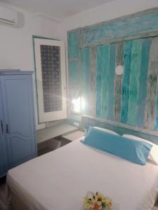 阿尔么丽亚Casa Violette的卧室配有白色的床和窗户。