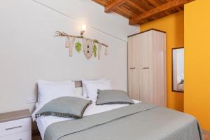埃尔代克KİRAZ BEACH OTEL的一间卧室配有一张带两个枕头的床
