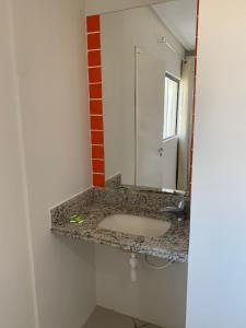 北茹阿泽鲁Senhor Hotel的一间带水槽和镜子的浴室
