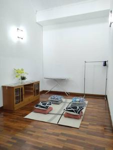 士姑来Sapporo Homestay的一间房间,地板上配有三个枕头和一张桌子