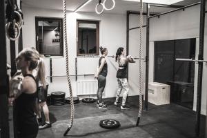 萨尔巴赫Grand Pension Franziska - inkl CrossFit Gym的一群站在镜子前的人