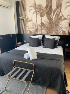 戛纳Hôtel Gallia Cannes的一间卧室配有一张大床和黑色毯子