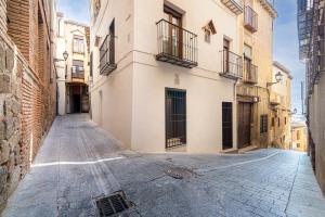 托莱多Aires de Toledo的一条有楼房的小巷里空荡荡的街道