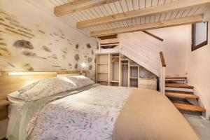 托莱多Aires de Toledo的一间卧室设有一张床和一个楼梯