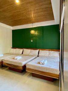 班塔延岛TEZA Resort的绿墙客房的两张床