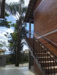 康塞高伊比蒂波卡Chalés Estrada Real的通往棕榈树砖砌建筑的楼梯