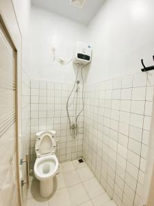 庞岸达兰Kmanda House的一间带卫生间和淋浴的浴室