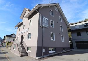 费尔德基希Montfort Apartments - Feldkirch的一座大型建筑,前面设有楼梯