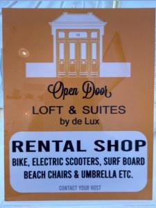 蓬塔德尔加达Open Door Loft的开放式门的标志和套房出租店