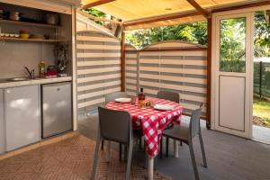 莱特鲁瓦西莱Ti colibri的一个带桌椅的庭院和一间厨房