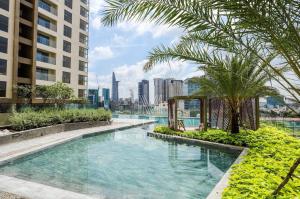 胡志明市Jessie Apartment - Infinity pool - Masteri Millennium的一座棕榈树和建筑的游泳池