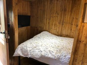 NorthiamGoodwin Farm的卧室配有木墙内的一张床