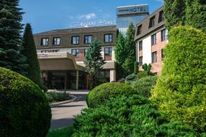 克拉科夫Booking Hotel Crown Piast & Spa的享有灌木丛和街道的景色