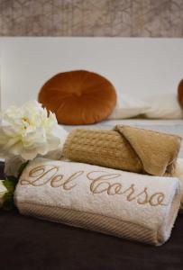 富切基奥Le Case di Sonia DEL CORSO CIV 25 Fucecchio的一条毛巾,上面写着新年字,写在花边