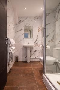 利物浦城堡系列14库克街公寓的一间带水槽、卫生间和镜子的浴室