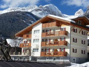 维哥迪法萨Residence Ciasa Alpe的底楼是一座白雪覆盖的山庄