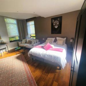 尼韦勒Résidence Montagne du Parc的一间卧室配有带粉红色枕头的床。