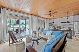 霍普金斯The Lodge at Jaguar Reef的客厅配有蓝色的沙发和桌子