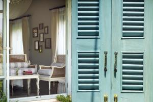 拜县暹罗梦幻酒店的一个带客厅的房子的蓝色门