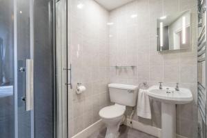 凯西克Highfield的浴室配有卫生间、盥洗盆和淋浴。