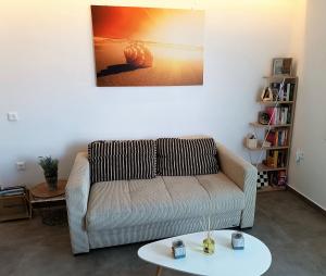 KrotiriSweet Home Nikorenia 1的客厅配有沙发和桌子