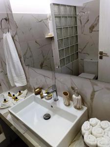 KrotiriSweet Home Nikorenia 1的白色的浴室设有水槽和镜子