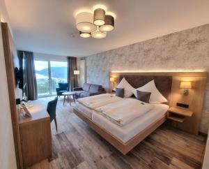 维林根维林森林酒店的一间带大床的卧室和一间客厅