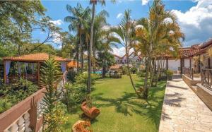 索科罗Pousada Igarapé的享有棕榈树庭院和房屋的景色