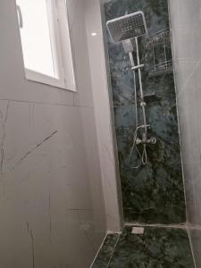 班德尔马Tekin Suit的带窗户的浴室内的淋浴间