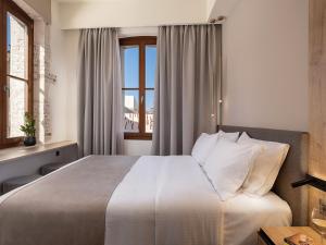 干尼亚Ethos Suites的酒店客房设有床和窗户。