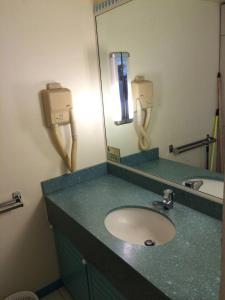 莱特鲁瓦西莱Ti colibri的一间带水槽和镜子的浴室